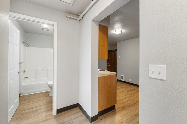 Building Photo - 403 1/2 Garfield St S-17