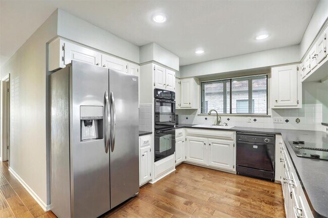 Building Photo - 208 Crescent Bluff