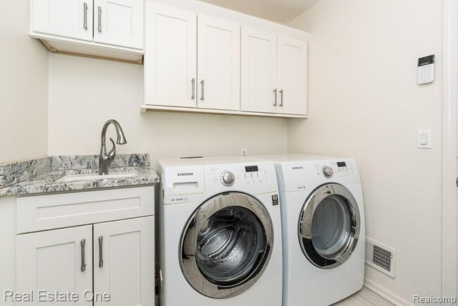 Building Photo - 7086 Danbrooke Ct