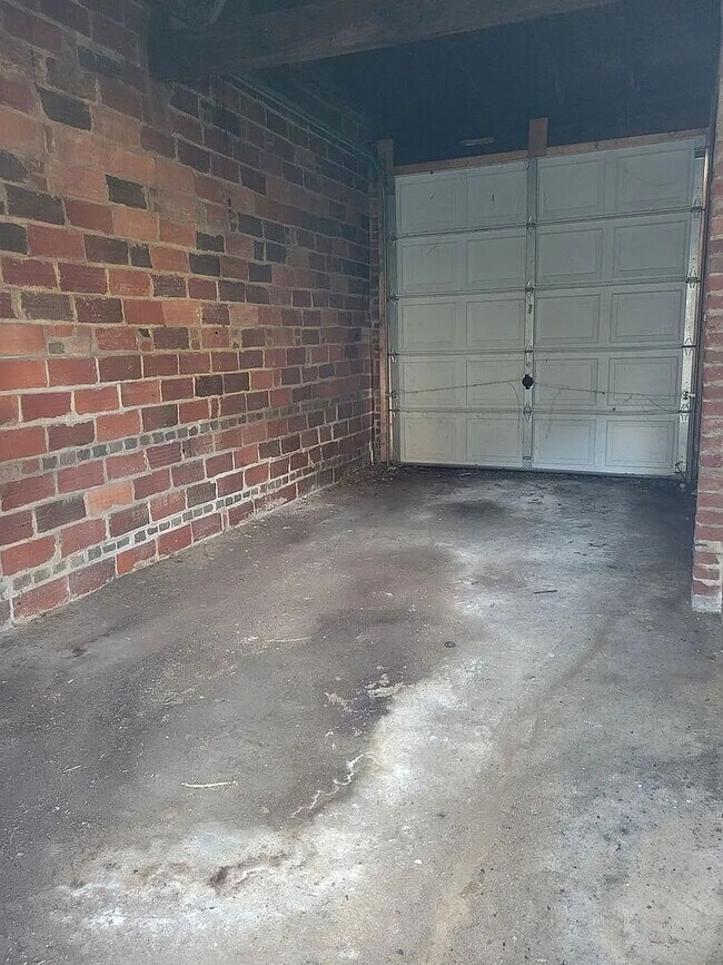 Building Photo - An exceptionally large and well-appointed 1BR 1BA with ALL utilities near Georgetown