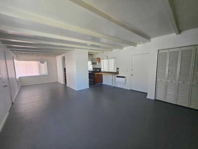 Building Photo - 540 S Mountain View Dr