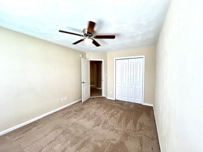 Building Photo - Beautiful large Castleton home