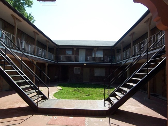 Courtyard - Alameda Apartments