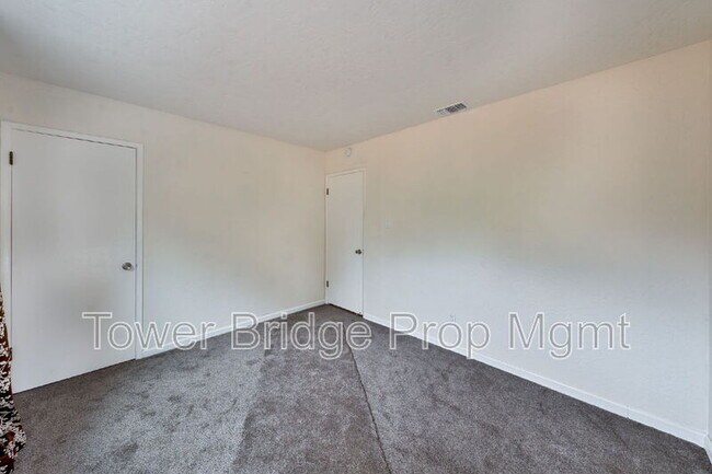 Building Photo - 1317 School St
