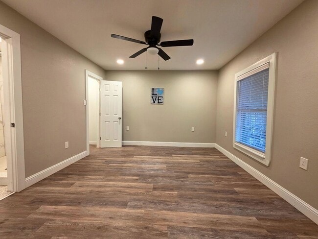 Building Photo - 3913 Chenault St