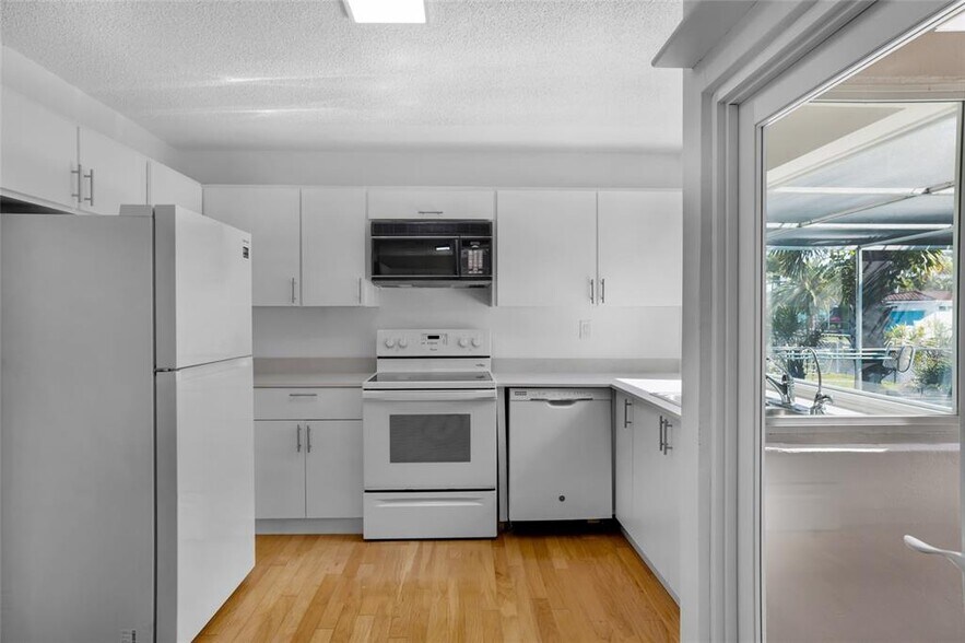 Building Photo - 2020 NW 33rd Ct