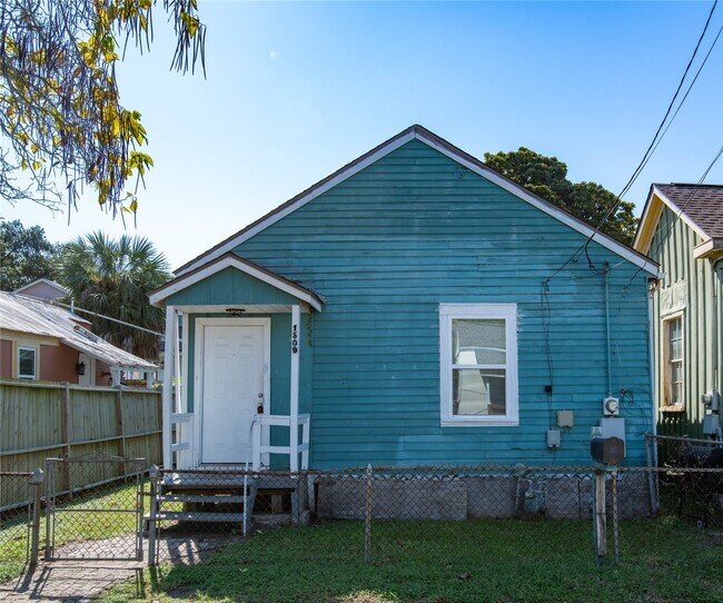 Primary Photo - 1509 J H Clouser St