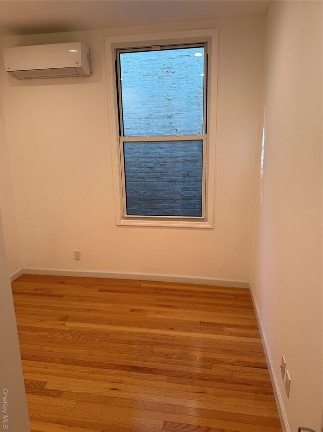 Building Photo - 562 39th St