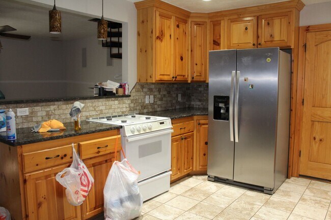 Building Photo - Huge Playroom - Family Room!