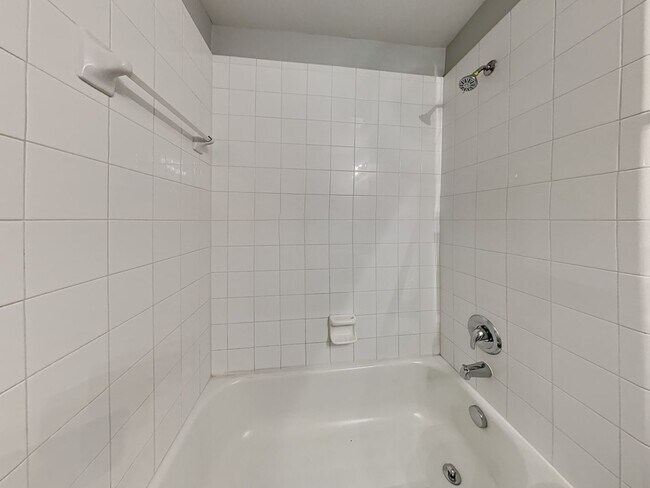 Building Photo - Charming 3-Bed, 2-Bath Home in Dallas with Garage Parking