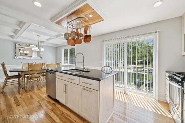 Building Photo - 4 bedroom in Naperville IL 60563