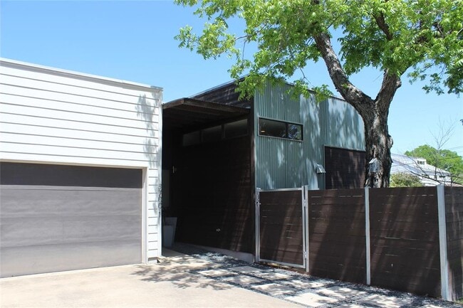 Building Photo - 3700 Garden Villa Ln