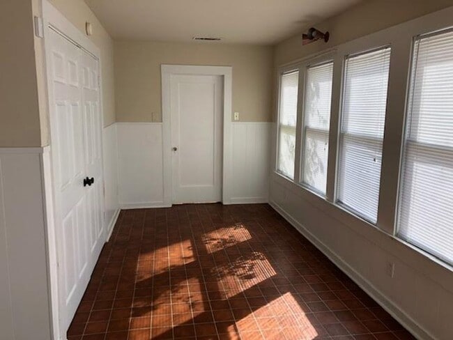 Building Photo - Charming 2/1 in Castle Heights area