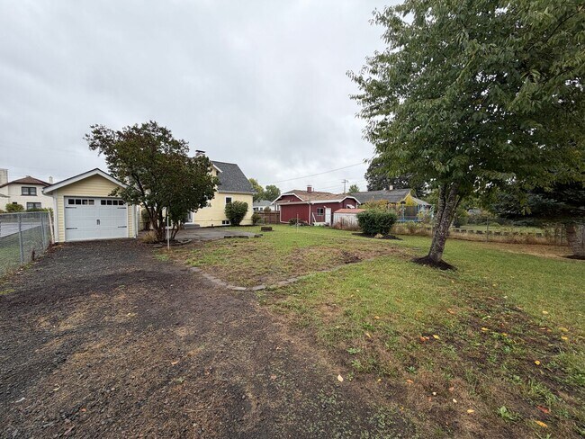 Building Photo - 3 Bedroom 1.5 Bath Single Family house on ...