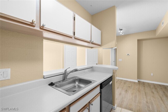 Building Photo - 6360 Aragon Way