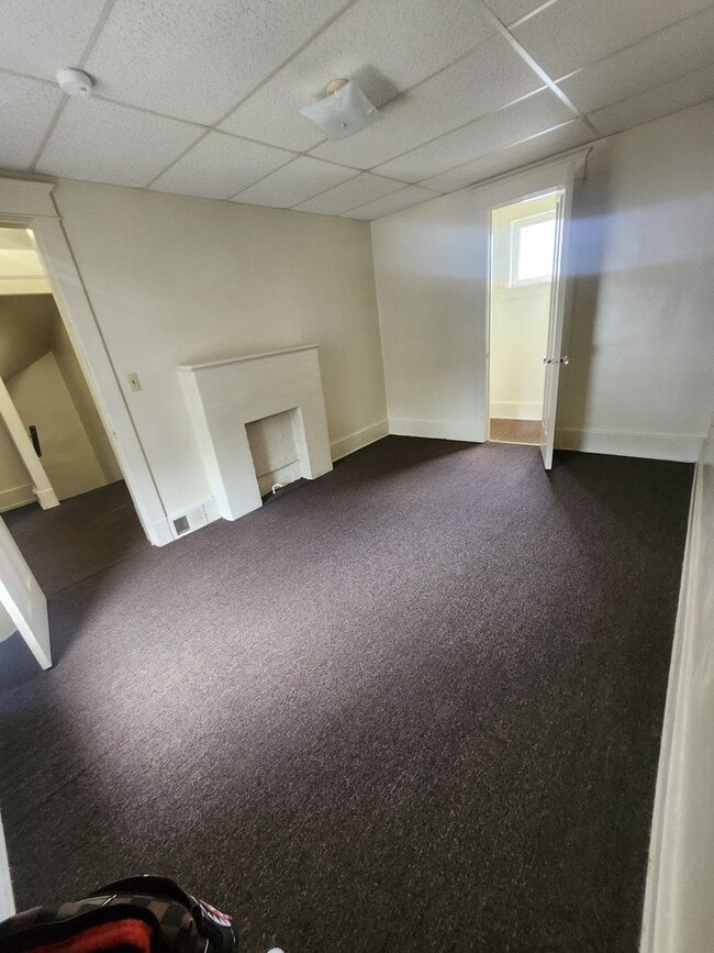 Building Photo - Spacious 2 bedroom townhouse style