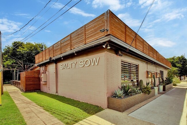 Building Photo - 1900 Cedar Ave