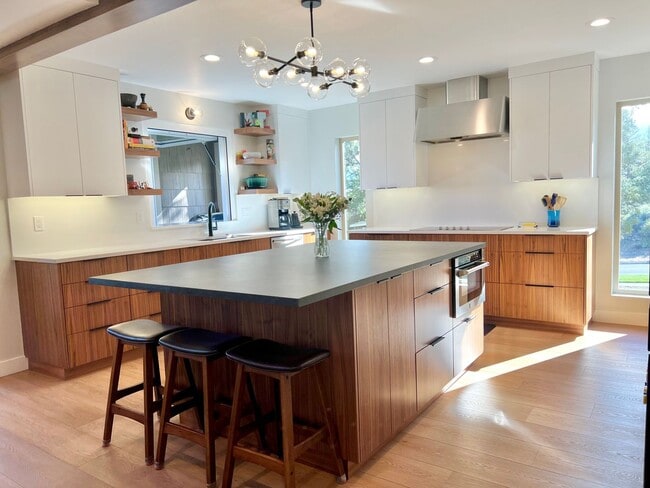 Building Photo - A Rare Offering in Bend’s Most Desirable A...