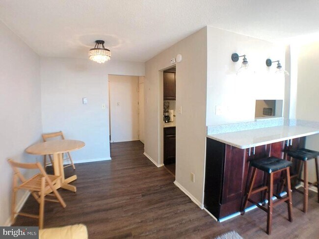 Building Photo - 118 Monroe St