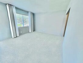 Building Photo - 941 N Oleander Ave