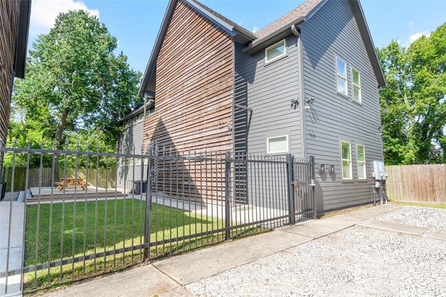 Building Photo - 3424 Tuam St