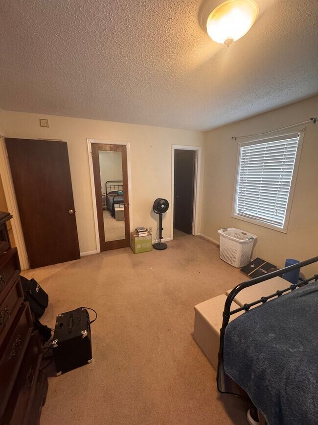 Building Photo - 5 BR 3 full BA House