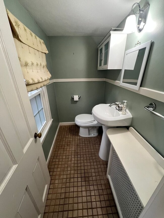 Building Photo - Beautiful, Single Family Colonial for Rent in Springfield!