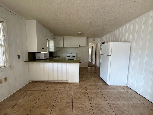 Building Photo - 3 Bedroom and 1 Bathroom Home for rent in Shawnee