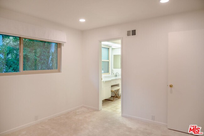 Building Photo - 2701 Lake Hollywood Dr