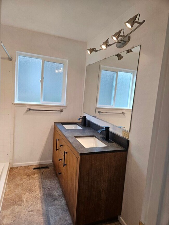 Building Photo - 2Bd/2Ba Single Story Home - Available to View!