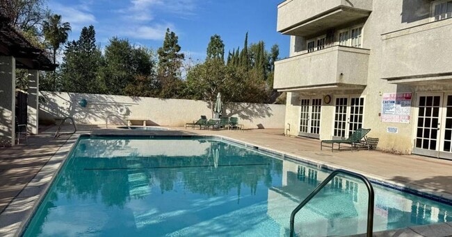 Building Photo - Amazing South Pasadena Condo in Prime Location!