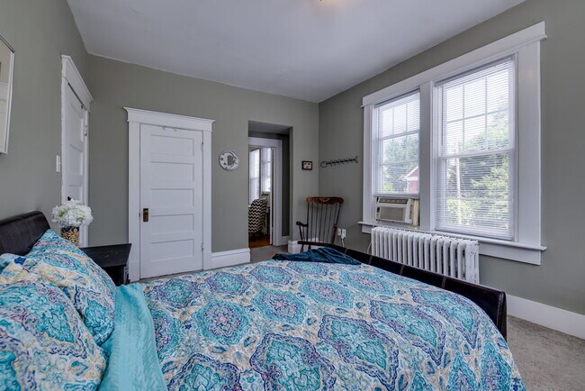 Building Photo - Stylish Downtown Apartment with a Private Oasis and Pool Retreat!