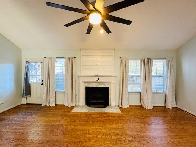 Building Photo - GREAT COMMUTE LOCATION!