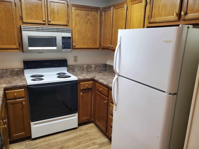 Building Photo - 2 Bedroom, 2 Bath Apartment