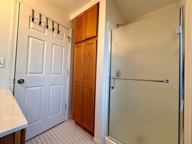 Building Photo - Cresent NE Apartments