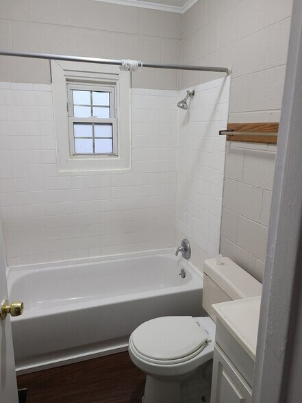 Building Photo - Spacious 2BR/1BA located on the west side ...