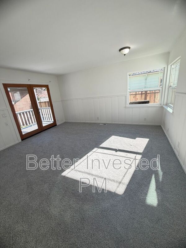 Building Photo - 559 N Oak St