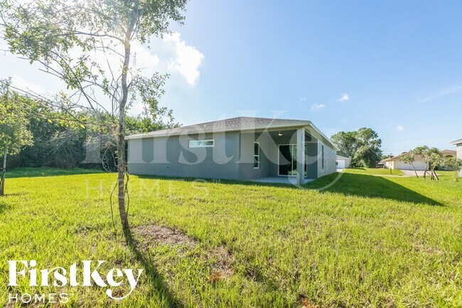 Building Photo - 1133 SW Eleuthera Ave