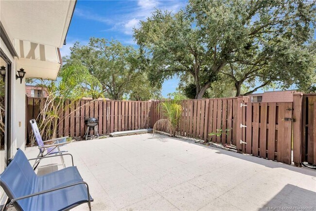 Building Photo - 2930 SW Sunset Trace Cir