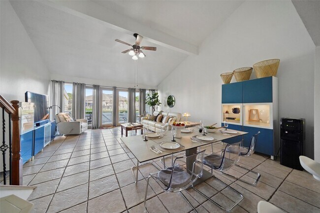 Building Photo - 3 April Point Dr S