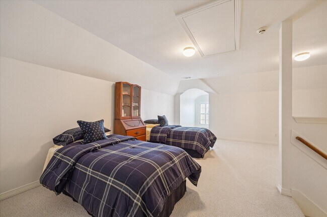 Building Photo - 2214 Potomac Dr