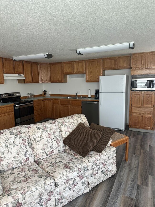 Building Photo - Quiet property in the county!