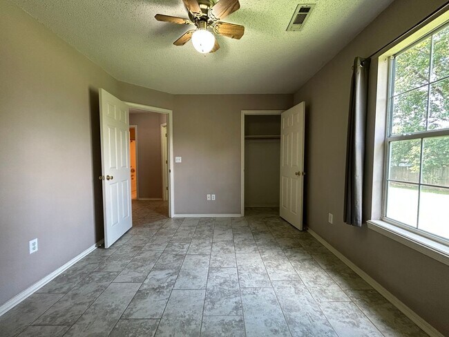 Building Photo - JUST REDUCED!!! 3 Bed / 2 Bath Extremely close to Wedington Exit!