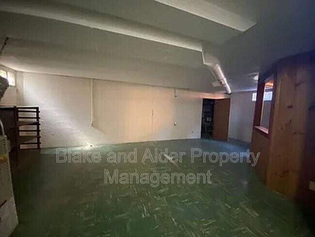 Building Photo - 6410 NE 33rd Ave