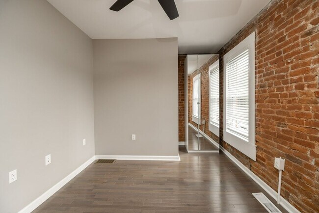 Building Photo - E 11th Ave 162-164 MLR