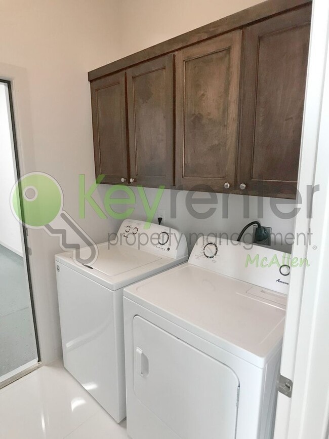 Building Photo - 3 Bed/2 Bath Townhome in Mcallen TX