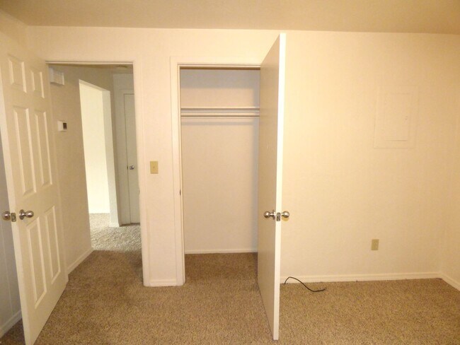 Building Photo - Rent Special: 1/2 Off July's Rent!! Ground Level 1 Bedroom 1 Bath W/ AC