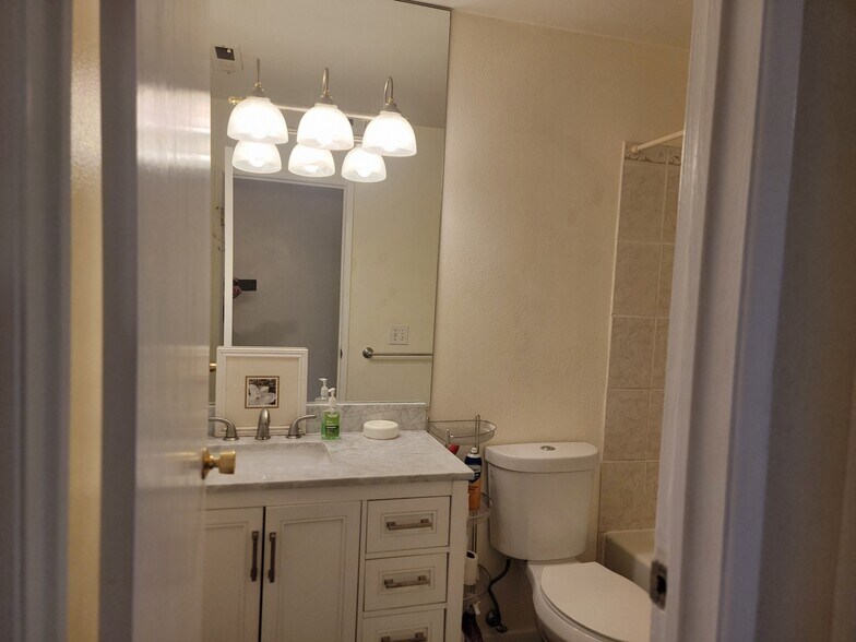 Building Photo - 14124 74th Pl NE