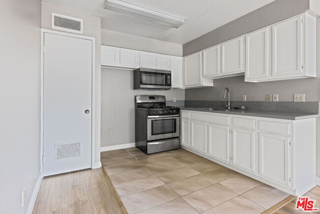 Building Photo - 820 S St Andrews Pl