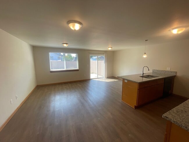 Building Photo - 2 Bedroom in Lebanon with Garage and backy...